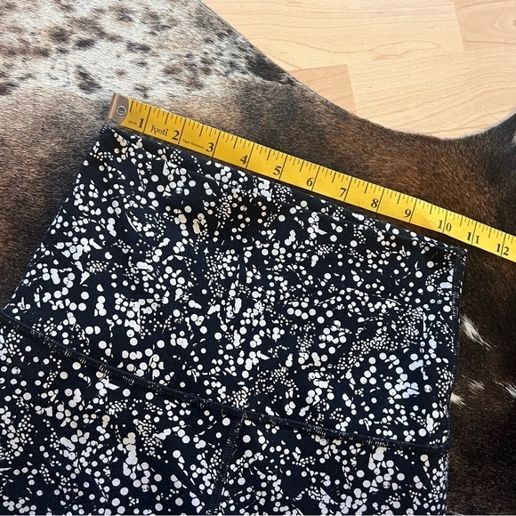 LULULEMON Wunder Under Super Hi-Rise Legging 28"
Chirasu Black Size 4 Spotted - Picture 5 of 7